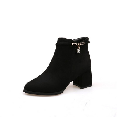 Елегантен модел дамски боти с метална декорация - два цвята