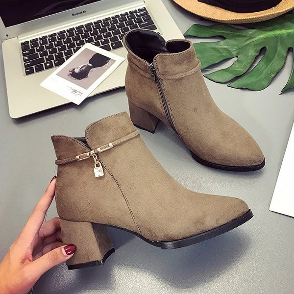 Елегантен модел дамски боти с метална декорация - два цвята