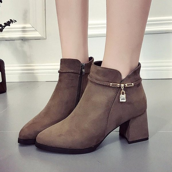 Елегантен модел дамски боти с метална декорация - два цвята