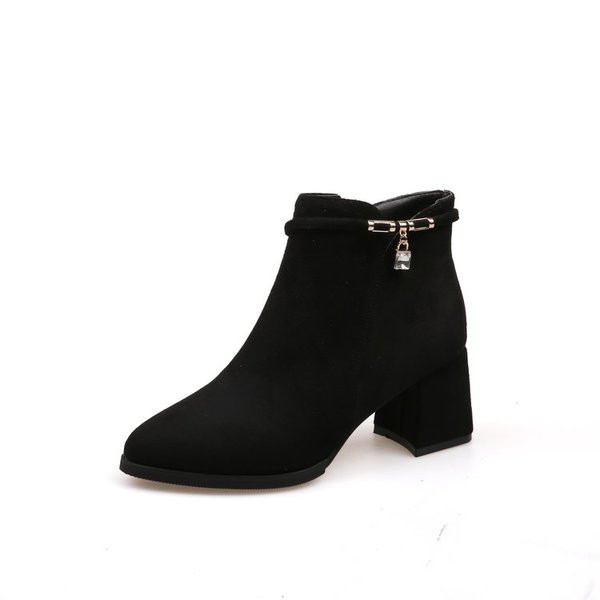 Елегантен модел дамски боти с метална декорация - два цвята