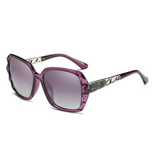 Модерни дамски слънчеви очила в четири цвята с интересна рамка