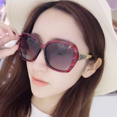 Модерни дамски слънчеви очила в четири цвята с интересна рамка