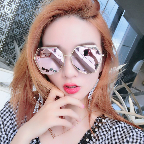 Ochelari de soare moderni pentru femei în patru culori