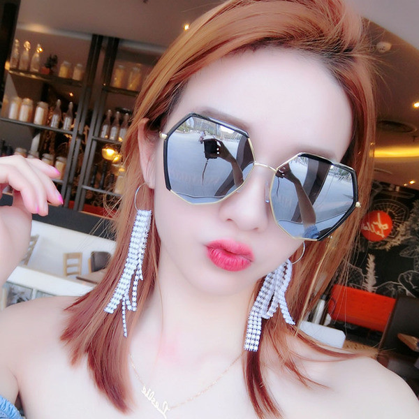 Ochelari de soare moderni pentru femei în patru culori