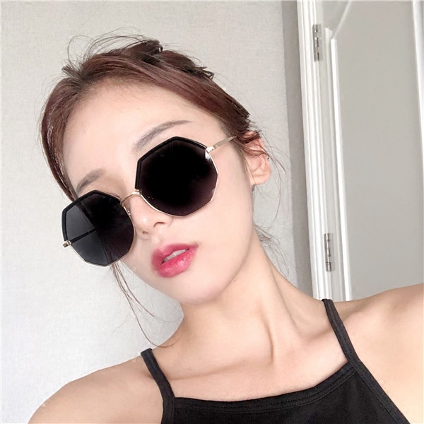 Ochelari de soare de damă actuali în patru culori