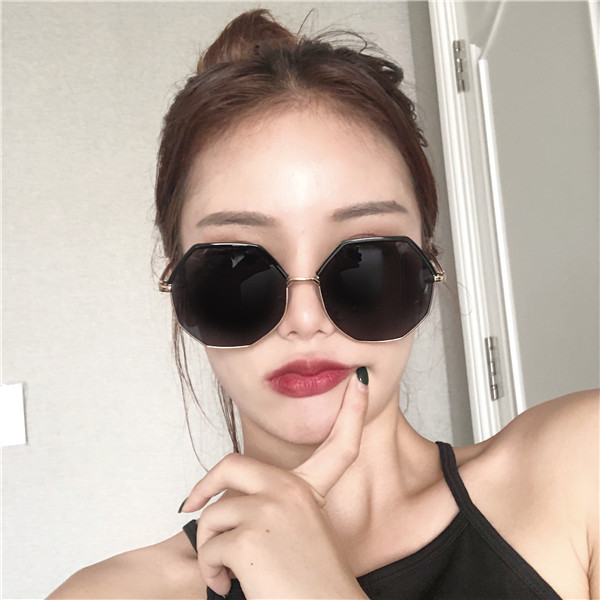 Ochelari de soare de damă actuali în patru culori