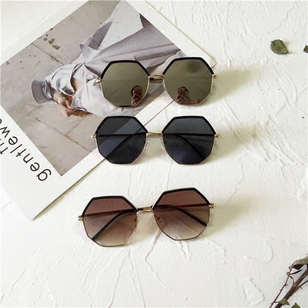 Ochelari de soare de damă actuali în patru culori