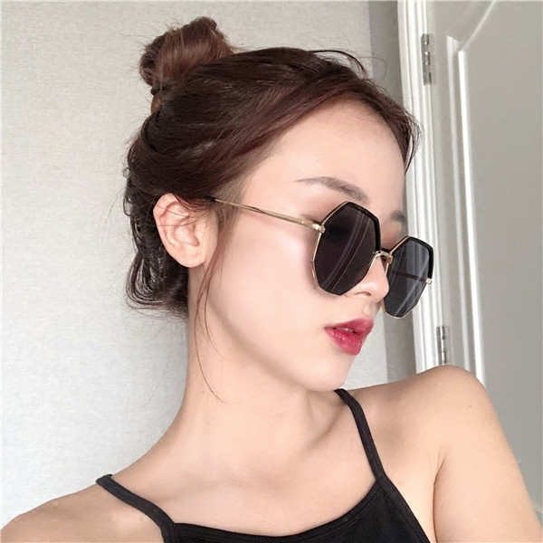 Ochelari de soare de damă actuali în patru culori