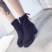 Μοντέρνες γυναικείες μπότες με χοντρά πέλματα σε δύο μοντέλα