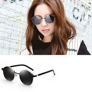 Ochelari moderni de oglindă pentru femei în diferite culori