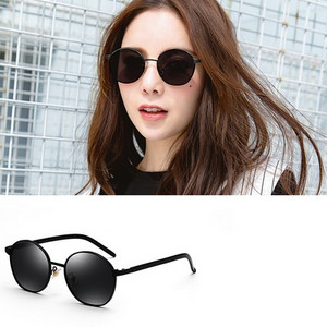 Ochelari moderni de oglindă pentru femei în diferite culori