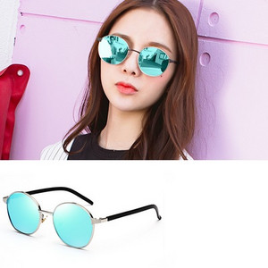 Ochelari moderni de oglindă pentru femei în diferite culori