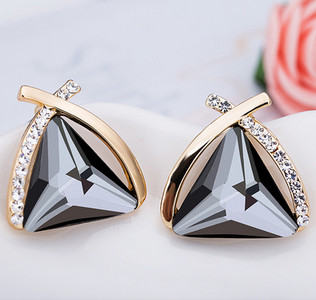 Дамски модерни обеци в няколко модела