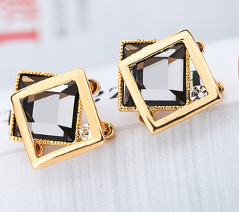 Дамски модерни обеци в няколко модела