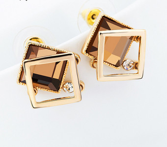 Дамски модерни обеци в няколко модела