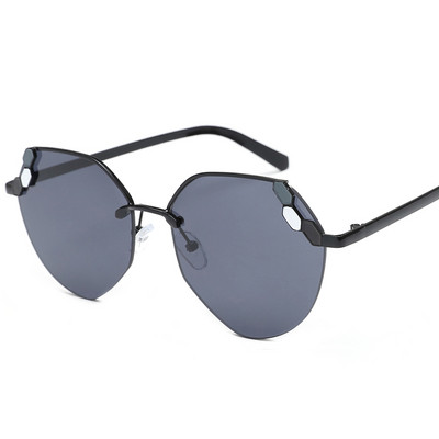 Moдерни дамски слънчеви очила в различни цветове