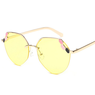 Moдерни дамски слънчеви очила в различни цветове