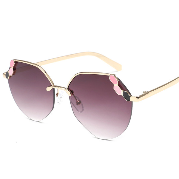 Moдерни дамски слънчеви очила в различни цветове