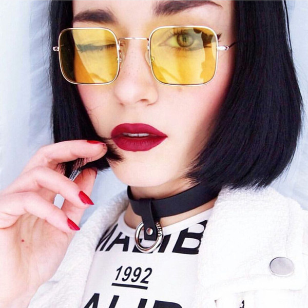 Ochelari retro de damă în formă pătrată