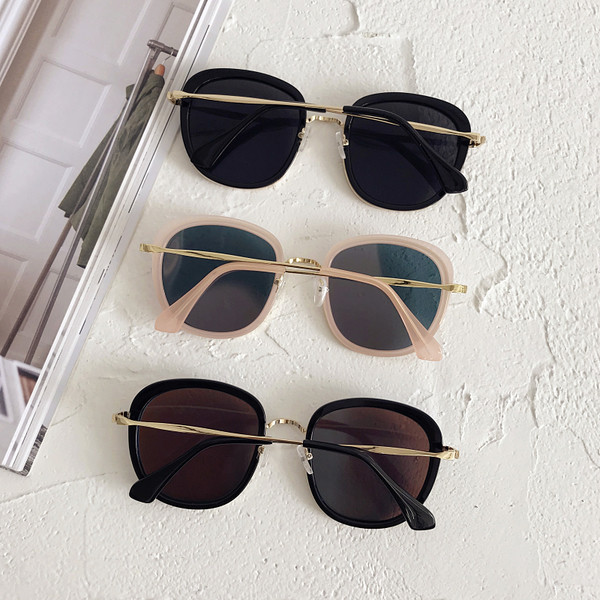 Ochelari de soare moderni de dama in diferite culori