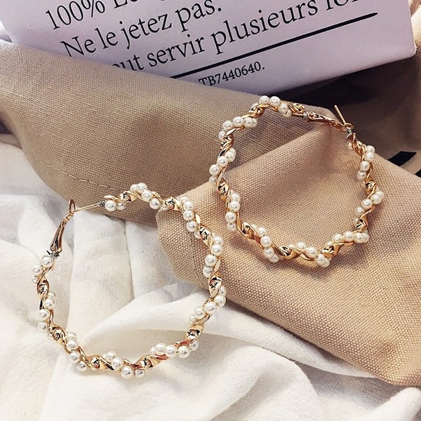 Cercei rotunzi moderni de dama cu perle decorative