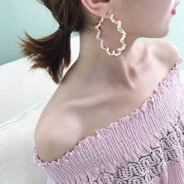 Cercei rotunzi moderni de dama cu perle decorative