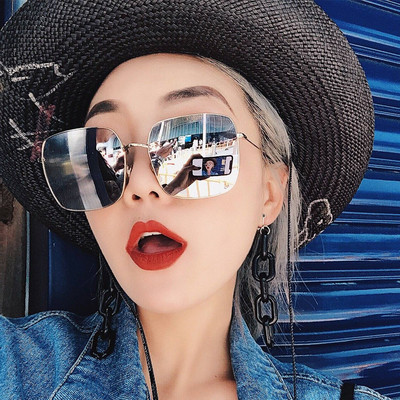 Ochelari de soare moderni de dama in forma patrata