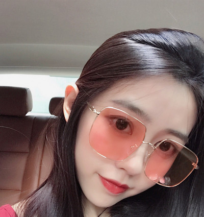 Ochelari de soare moderni de dama in forma patrata