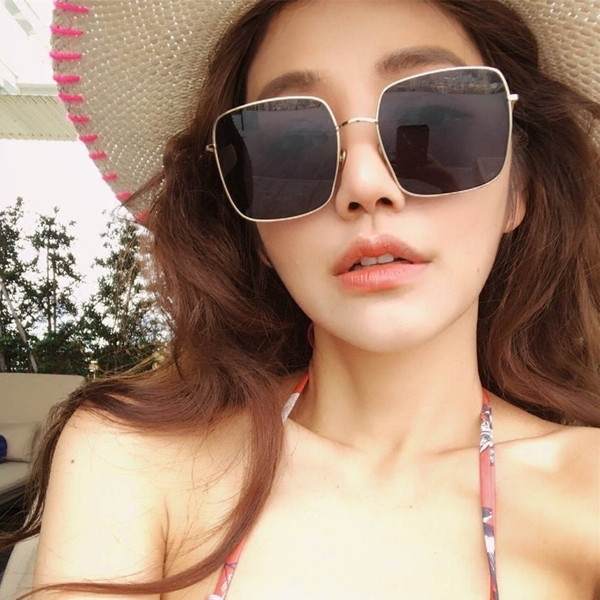 Ochelari de soare moderni de dama in forma patrata