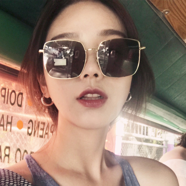 Ochelari de soare moderni de dama in forma patrata