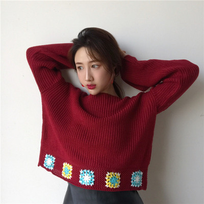 Μοντέρνο μοντέλο γυναικείο πουλόβερ σύντομο σε μπορντό και λευκό χρώμα