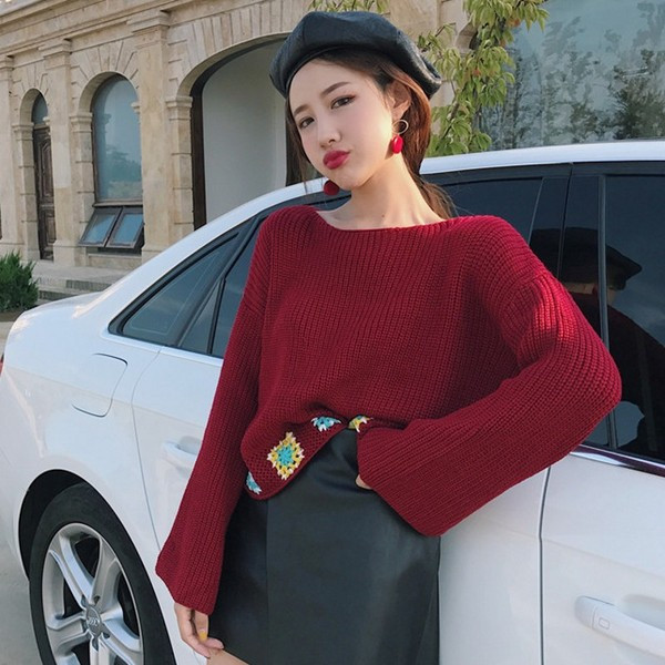 Μοντέρνο μοντέλο γυναικείο πουλόβερ σύντομο σε μπορντό και λευκό χρώμα