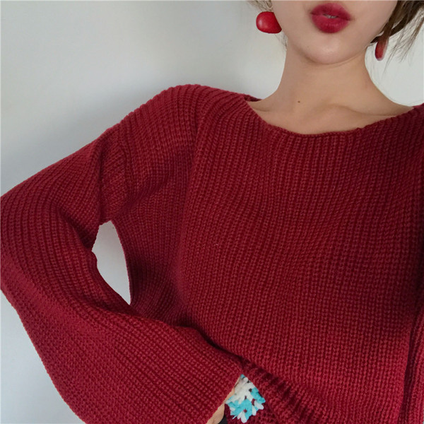 Μοντέρνο μοντέλο γυναικείο πουλόβερ σύντομο σε μπορντό και λευκό χρώμα