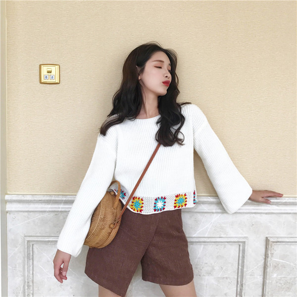 Μοντέρνο μοντέλο γυναικείο πουλόβερ σύντομο σε μπορντό και λευκό χρώμα