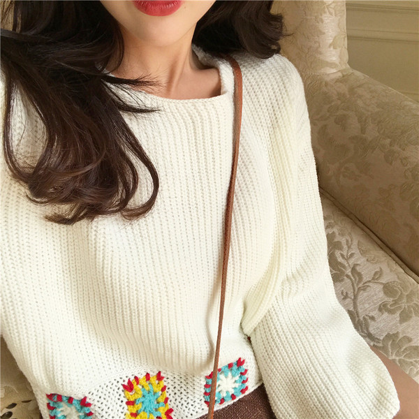 Μοντέρνο μοντέλο γυναικείο πουλόβερ σύντομο σε μπορντό και λευκό χρώμα