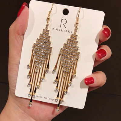 Актуални дамски дълги обеци в два цвята