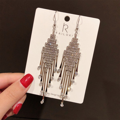 Актуални дамски дълги обеци в два цвята