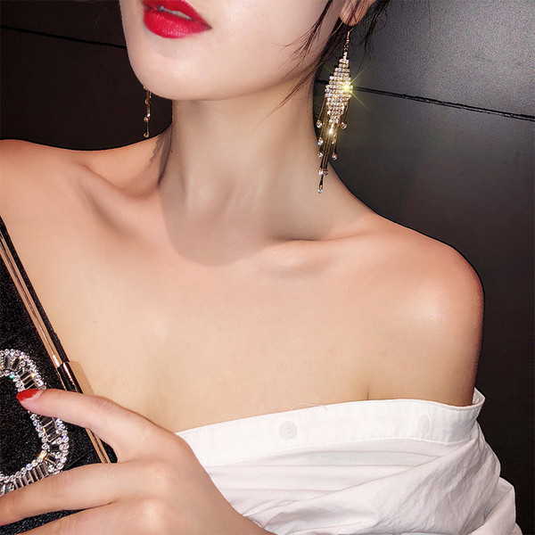 Актуални дамски дълги обеци в два цвята