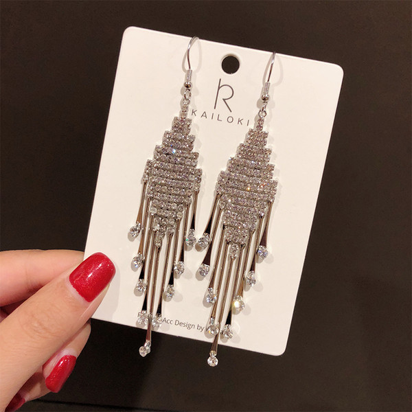 Актуални дамски дълги обеци в два цвята