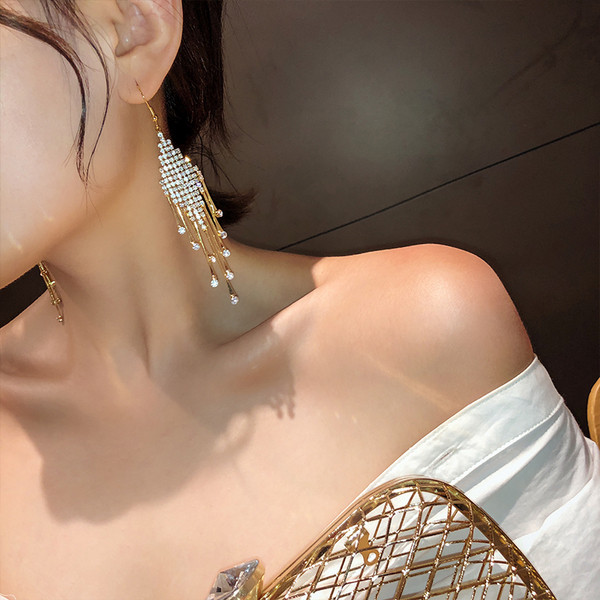 Актуални дамски дълги обеци в два цвята