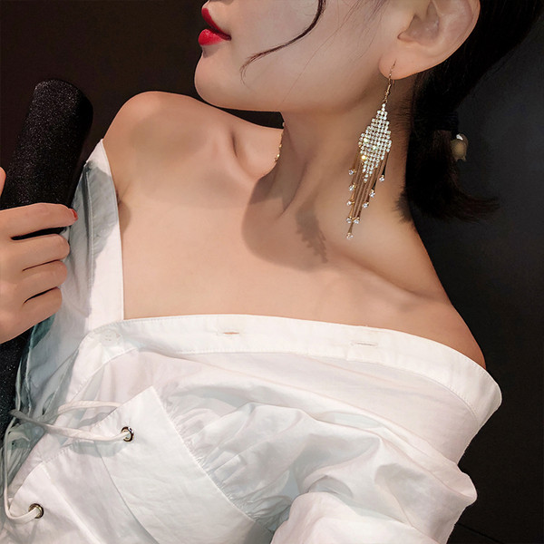 Актуални дамски дълги обеци в два цвята