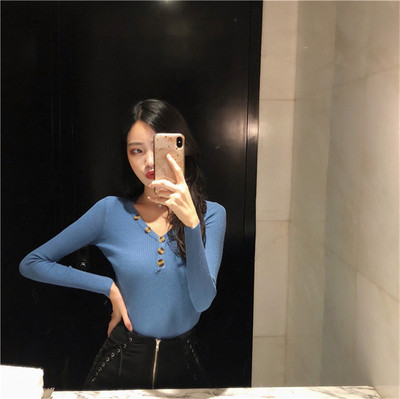 Karcsú női pulóver V-nyakkal és dekorációs gombokkal - két színben