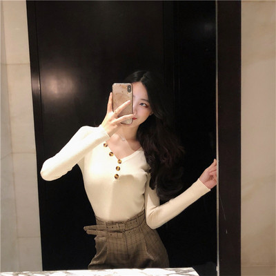 Karcsú női pulóver V-nyakkal és dekorációs gombokkal - két színben