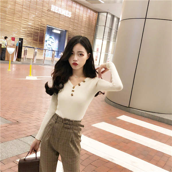 Λεπτό γυναικείο πουλόβερ με ντεκολτέ σε σχήμα V και κουμπιά διακόσμησης - δύο χρώματα