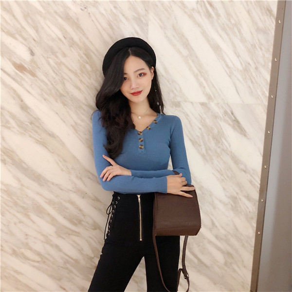 Λεπτό γυναικείο πουλόβερ με ντεκολτέ σε σχήμα V και κουμπιά διακόσμησης - δύο χρώματα