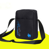 Мъжка ежедневна чанта в черен цвят с надпис и щампа