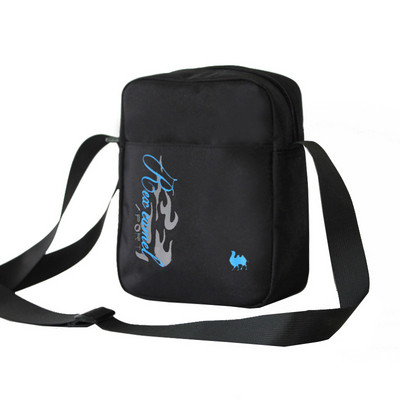 Мъжка ежедневна чанта в черен цвят с надпис и щампа