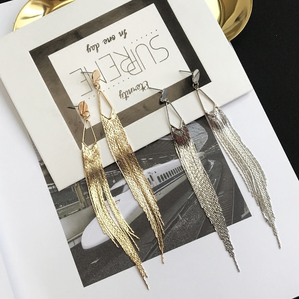 Cercei lungi moderni de dama de culoare argintiu si auriu