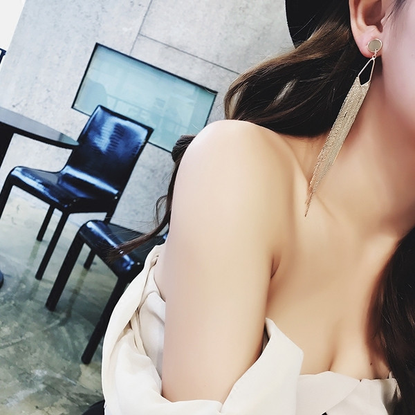 Cercei lungi moderni de dama de culoare argintiu si auriu