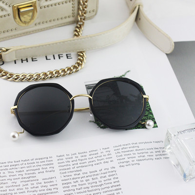 Moдерни дамски слънчеви очила с интересна рамка